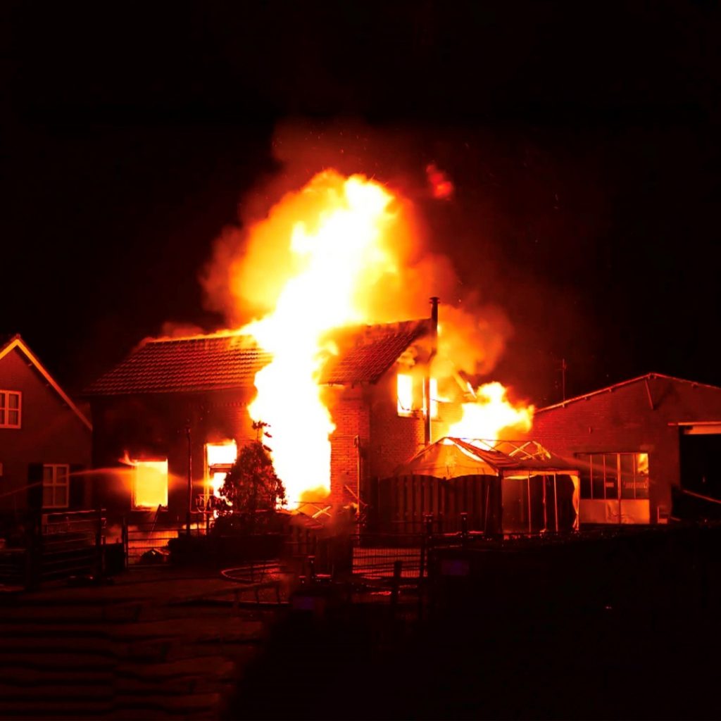  huis in brand foto