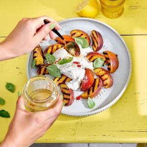 Gegrilde perziken salade uit Zin in salade - Bibi Loomans